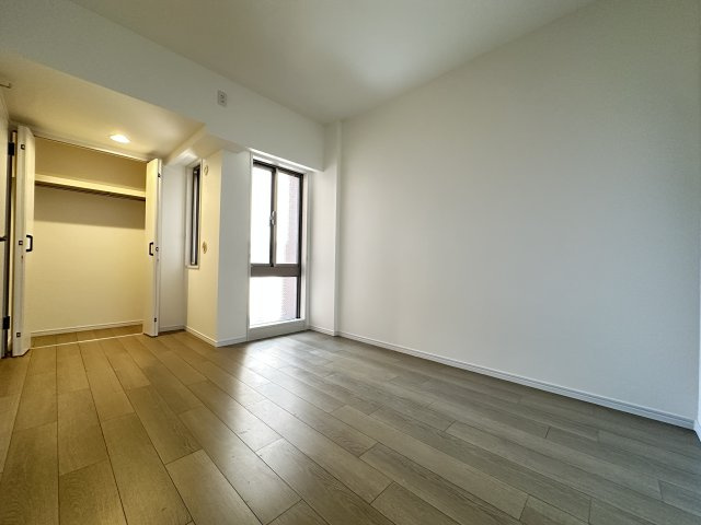 ナイスアーバンステイツ三ツ境の洋室|サービスバルコニーから明るい日差しの差し込むお部屋です。プライベート性も高く収納もたっぷり。