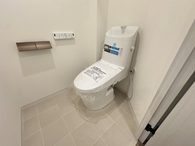 ナイスアーバンステイツ三ツ境のトイレ|マンションには珍しい広々としたトイレです。新規温水洗浄便座交換済ですよ。