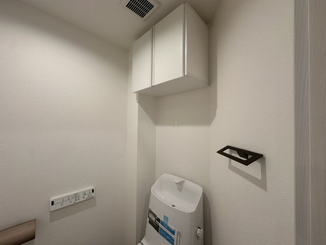 ナイスアーバンステイツ三ツ境のトイレ|トイレには上部には有ると嬉しい吊戸棚が備わっています。