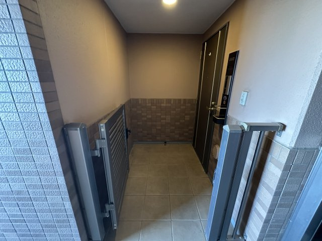 ナイスアーバンステイツ三ツ境の玄関|ポーチ付きのお部屋です。門扉が備わっているのでプライベート性の高い玄関です。