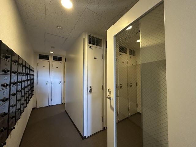 ナイスアーバンステイツ三ツ境のエントランス|全戸に備わっている無償のトランクルームになります。戸外で使用するものなどの収納に便利です。