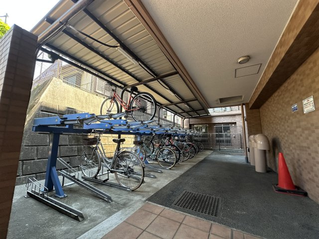 ナイスアーバンステイツ三ツ境の駐輪場|屋根付きの駐輪場は、安心して自転車を駐輪できます。きれいに整頓してあり、管理状態も良好です。