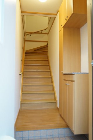 ラフレシールⅠの玄関|収納もある玄関です