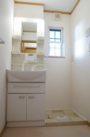 ラフレシールⅠの洗面所|ゆったりとスペースのある洗面所