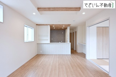 【居間・リビング】 | blooming garden深谷市上柴町西1丁目　新築住宅 | ≪1号棟≫南からたっぷり差し込む陽光が、家族の団らんをあたたかく照らす。広々としたLDKは、子どもが走り回っても余裕のある安心空間です。
現地(2026年6月撮影)