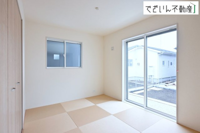 【和室】 | blooming garden深谷市上柴町西1丁目　新築住宅 | ≪1号棟≫時にはリビングのフローリングやソファではなく、ゆったりと畳の上で過ごしたいものです。陽光が照らし出す畳が美しい和室です。
現地(2026年6月撮影)