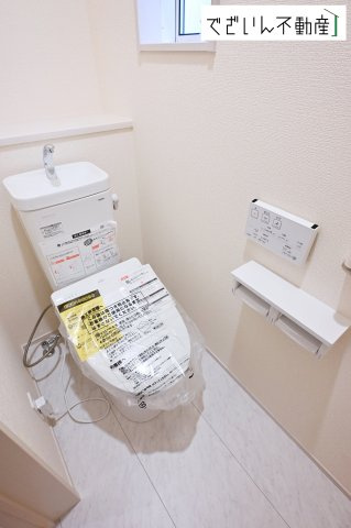 【トイレ】 | blooming garden深谷市上柴町西1丁目　新築住宅 | ≪1号棟≫清潔感のあるバスルームは、忙しい毎日の中でほっと一息つける場所。育児の合間に、心も体もリセットできる大切な時間が生まれます。
現地(2026年6月撮影)