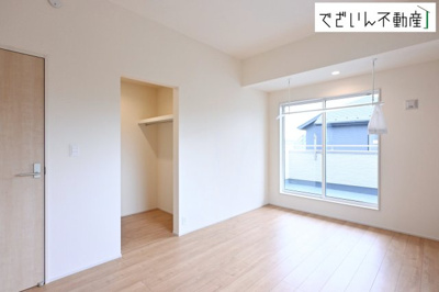 【洋室】 | blooming garden深谷市上柴町西1丁目　新築住宅 | ≪1号棟≫夫婦の寝室としても使える落ち着いた居室。育児の合間にほっと一息つける、静かな時間を守ってくれます。
現地(2026年6月撮影)