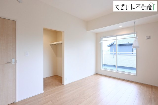 【洋室】 | blooming garden深谷市上柴町西1丁目　新築住宅 | ≪1号棟≫夫婦の寝室としても使える落ち着いた居室。育児の合間にほっと一息つける、静かな時間を守ってくれます。
現地(2026年6月撮影)