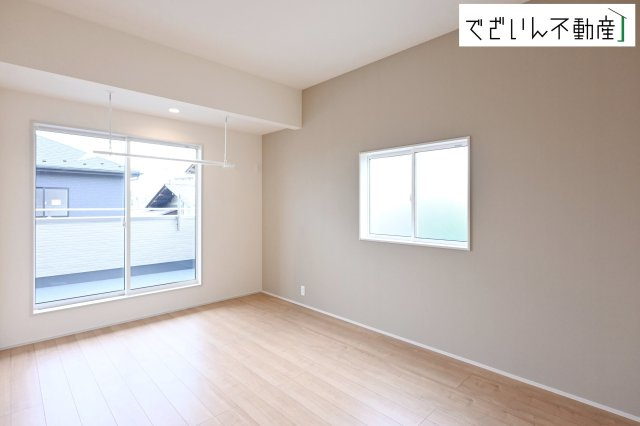 【洋室】 | blooming garden深谷市上柴町西1丁目　新築住宅 | ≪1号棟≫センスが求められるプライベート空間だからこそ、自分の個性を飾るにふさわしい癒しと寛ぎの空間を演出します。
現地(2026年6月撮影)