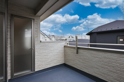 【バルコニー】 | blooming garden深谷市上柴町西1丁目　新築住宅 | ≪1号棟≫植物を育てたり、椅子を置いて読書したり。暮らしにちょっとした豊かさを添える空間です。
現地(2026年6月撮影)