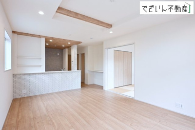【居間・リビング】 | blooming garden深谷市上柴町西1丁目　新築住宅 | ≪1号棟≫和室と隣接したリビングは、遊び場にもお昼寝スペースにも。育児と家族時間が無理なく両立できる、優しい間取りです。
現地(2026年6月撮影)