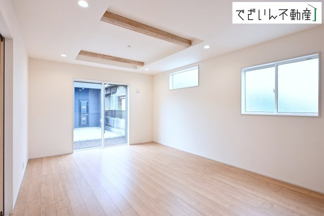 【居間・リビング】 | blooming garden深谷市上柴町西1丁目　新築住宅 | ≪1号棟≫細部まで丁寧に仕上げられた内装が、日々の生活を豊かに彩ります。家族の思い出が増えていく場所に。
現地(2026年6月撮影)