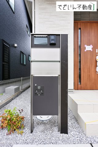 【玄関】 | blooming garden深谷市上柴町西1丁目　新築住宅 | ≪1号棟≫ダイヤルキー付き宅配BOXがあり、不在時の荷物の受け取りに便利です◎
現地(2026年6月撮影)