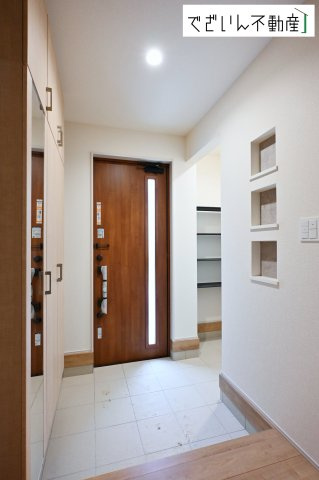 【玄関】 | blooming garden深谷市上柴町西1丁目　新築住宅 | ≪1号棟≫「ただいま」と「おかえり」が自然と交わされる、明るく開放的な玄関。家族の絆が深まる場所です。
現地(2026年6月撮影)