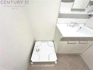 洗濯物の仕分け作業がしやすく、整理整頓が容易になります。洗濯音や湿気を他の部屋に持ち込まず、生活環境を快適に保ちます。上部を活用すれば収納スペースを確保でき洗剤や洗濯用品の整理もしやすくなります。