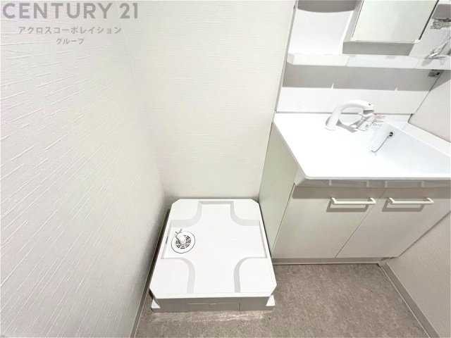 洗濯物の仕分け作業がしやすく、整理整頓が容易になります。洗濯音や湿気を他の部屋に持ち込まず、生活環境を快適に保ちます。上部を活用すれば収納スペースを確保でき洗剤や洗濯用品の整理もしやすくなります。
