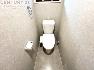 温水洗浄便座付トイレは温水洗浄機能により、暖かい水でおしりを洗浄することができ、冷たい水を使う従来の便座に比べ、温水洗浄機能で暖かいトイレを提供し、快適な使用を可能にします。