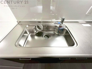 大きなシンクでお鍋などの大きな調理器具を洗う際にも便利です。
