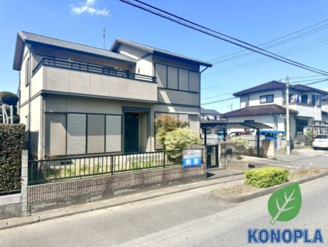 【中古戸建】館林市高根町の外観|■外観｜南側のお庭なので暗くなりがちな夕方も明るい印象にしてくれます♪道路から離れたお庭なのでお子様が外で遊ぶ際も安心です♪リビングからお庭が見える子育て世帯にも嬉しい設計です♪
