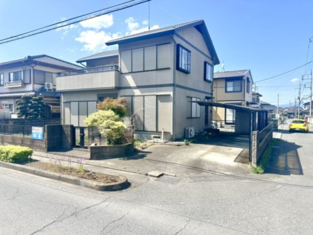 【中古戸建】館林市高根町の外観|■外観｜角地のため風通しが良く開放感があり、隣接する建物が少なくプライバシーを確保しやすいのがメリットです♪