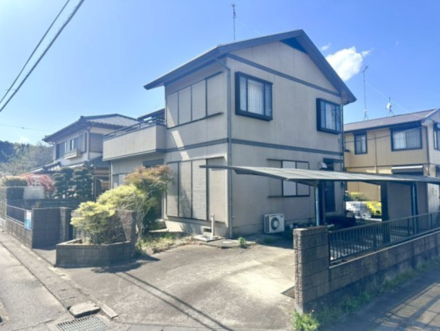【中古戸建】館林市高根町の外観|■外観｜ちょっとしたガーデニングや家庭菜園を楽しめる庭スペースがあり、日々の暮らしに彩りをプラスしてくれます。