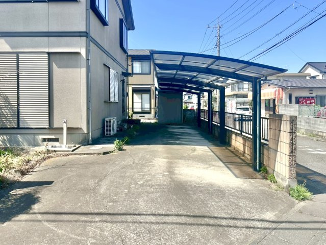 【中古戸建】館林市高根町の駐車場|■外観｜広々とした駐車スペースで楽々駐車可能！お買い物後もスムーズにお荷物を運べます♪