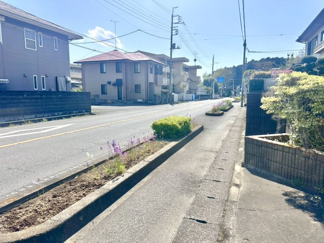 【中古戸建】館林市高根町の前面道路含む現地写真|■外観｜周囲の見渡しが良く、車の出入りの際も安全確認がしやすいため、小さなお子様がいるご家庭でも安心です。