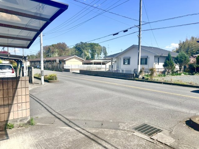 【中古戸建】館林市高根町の前面道路含む現地写真|■外観｜住宅街の中でも圧迫感が少なく、のびのびとした暮らしが叶う立地となっています。
