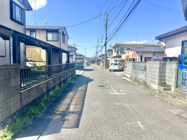 【中古戸建】館林市高根町の前面道路含む現地写真|■外観｜特徴のある個性的な住まいと美しい街並み、そして住みやすい環境を、ぜひ現地でご覧になりませんか。お気軽にお問合せください(^^) 