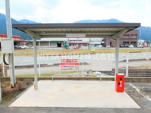 メゾン・ヌーベルＡ－Ⅰのエントランス|屋根付きの駐輪場は無料で使用可能です◇