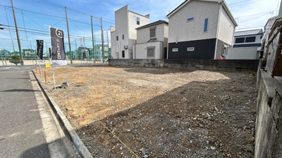 【前面道路含む現地写真】 | ■高槻市城南町四丁目　■建築条件付土地　■全３区画分譲 | ■全３区画分譲
【1号地】2780万円・土地面積／約83.52平米
【2号地】2980万円・土地面積／約87.37平米
【3号地】3080万円・土地面積／約87.37平米
　