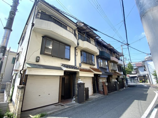 【外観】 | 城東区中浜３丁目中古戸建 | 中浜小学校徒歩5分｜12帖の広い洋室｜防犯性の高いシャッター車庫付き！