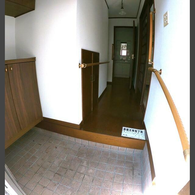 竹園町貸家の玄関