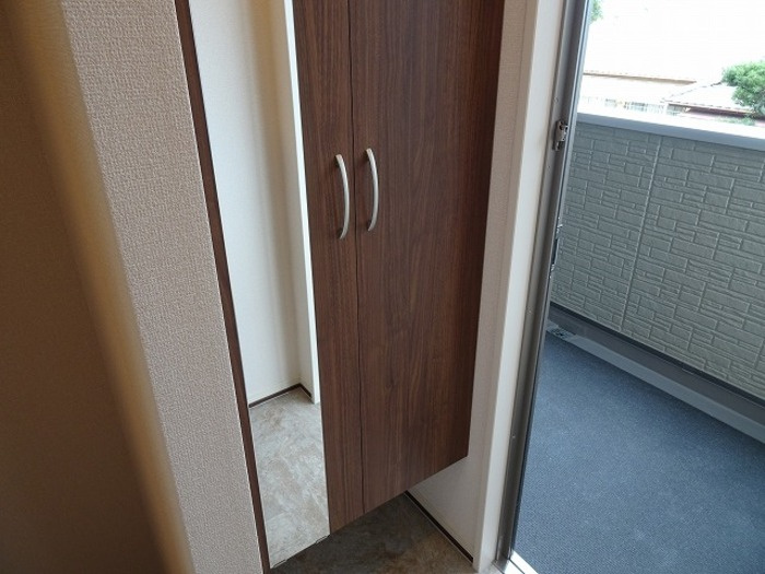フォレストメゾン堀割の玄関|トールタイプの姿見付シューズボックス