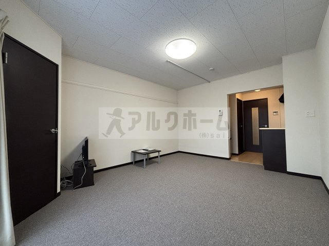 レオネクストリバーサイド柏原の洋室