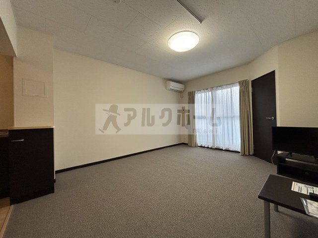 レオネクストリバーサイド柏原の洋室
