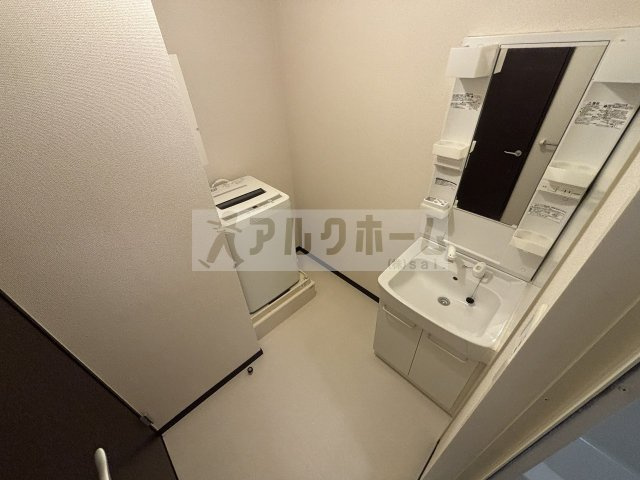 レオネクストリバーサイド柏原の洗面所
