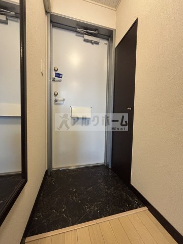 レオネクストリバーサイド柏原の玄関