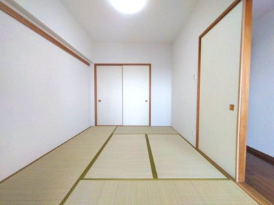 【和室】 | シンフォニアみなみが丘イーストコート　B棟 | フローリングの床に比べて柔らかく転んでも痛くなりにくいのでお子様の遊び場としてご利用いただけるだけでなく、遊び時間からお昼寝時間への動線がスムーズになります♪