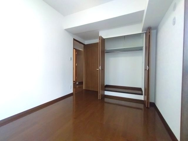 シンフォニアみなみが丘イーストコート　B棟の洋室|コンパクトなお部屋ですがバルコニーに面しており採光面も◎