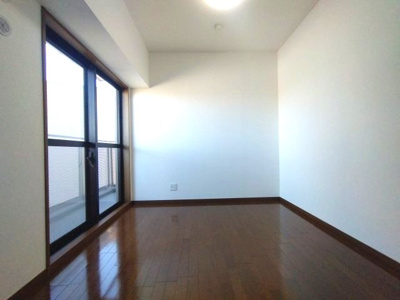 【洋室】 | シンフォニアみなみが丘イーストコート　B棟 | シンプルな内装はお好みの家具を配置しやすくインテリアの可能性を広げます。収納力に優れたクローゼットを活用すれば趣味や仕事に集中できる落ち着いた空間づくりが可能です。