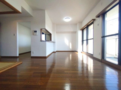 【居間・リビング】 | シンフォニアみなみが丘イーストコート　B棟 | 白い壁は光を反射し部屋を明るく見せます。どんな色とも合わせやすいのでインテリアのコーディネートの幅も広がります。