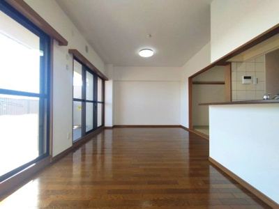 【居間・リビング】 | シンフォニアみなみが丘イーストコート　B棟 | 落ち着いた色合いのフローリングとどんなインテリアにも合わせやすいシンプルな壁面。お好みの家具を置いてあなただけの理想の空間がつくれます。