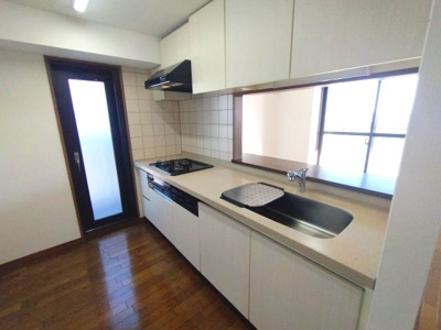 【キッチン】 | シンフォニアみなみが丘イーストコート　B棟 | 大きいシンクでは食器もストレスなく洗え、3口コンロでは要領よくお料理も可能です！