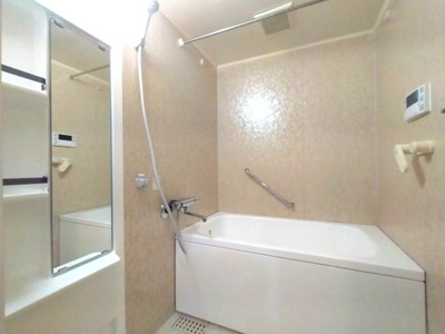 【浴室】 | シンフォニアみなみが丘イーストコート　B棟 | 清潔感のある広いホテルのような浴室では足を伸ばしてリラックスできるゆったりとした浴槽を設置！お子様と一緒に入浴することが出来ます♪