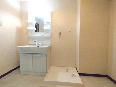 【独立洗面台】 | シンフォニアみなみが丘イーストコート　B棟 | スペースの広い独立洗面化粧台はゆっくりと身支度を整えることが可能です！