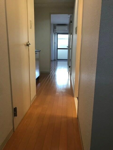 横浜市磯子区上町の賃貸マンションの内装|玄関側から室内を見た風景です。