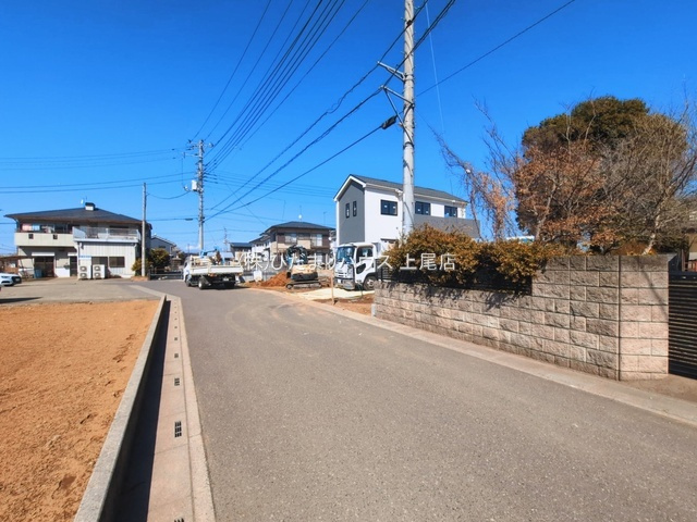 伊奈町大針505番　新築戸建　ハートフルAの前面道路含む現地写真