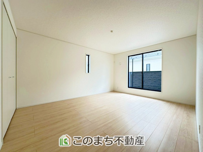 【洋室】 | CRADLEGARDEN宇都宮市宝木本町第7　1号棟 | 広々した10.2帖の主寝室。沢山の物をスッキリ収納できる大型のクローゼットなども魅力の一つですね。
